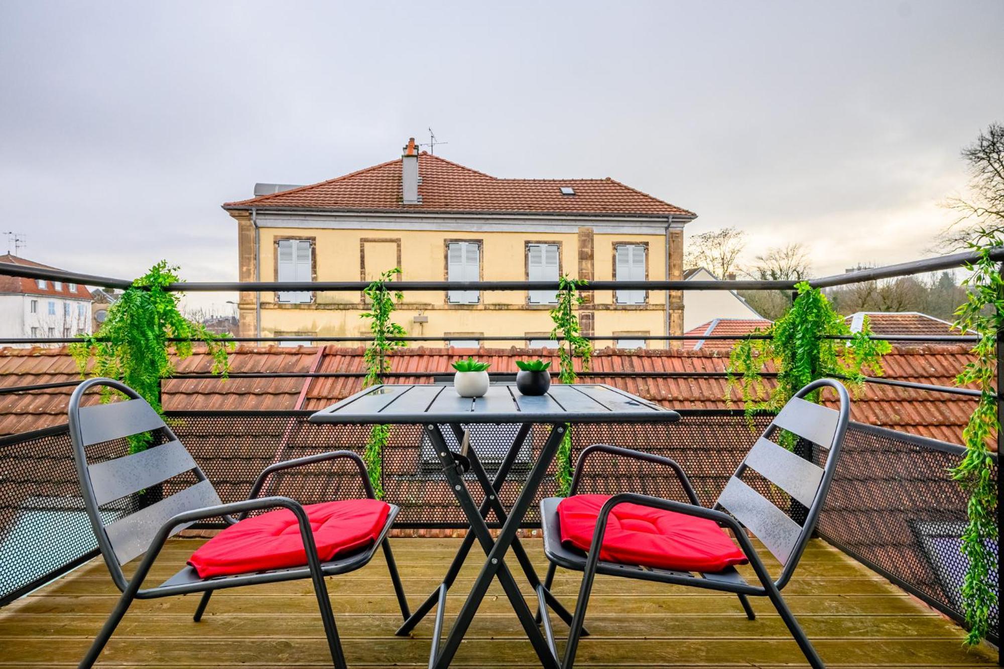 Le Charles Apartment Montbeliard Bagian luar foto